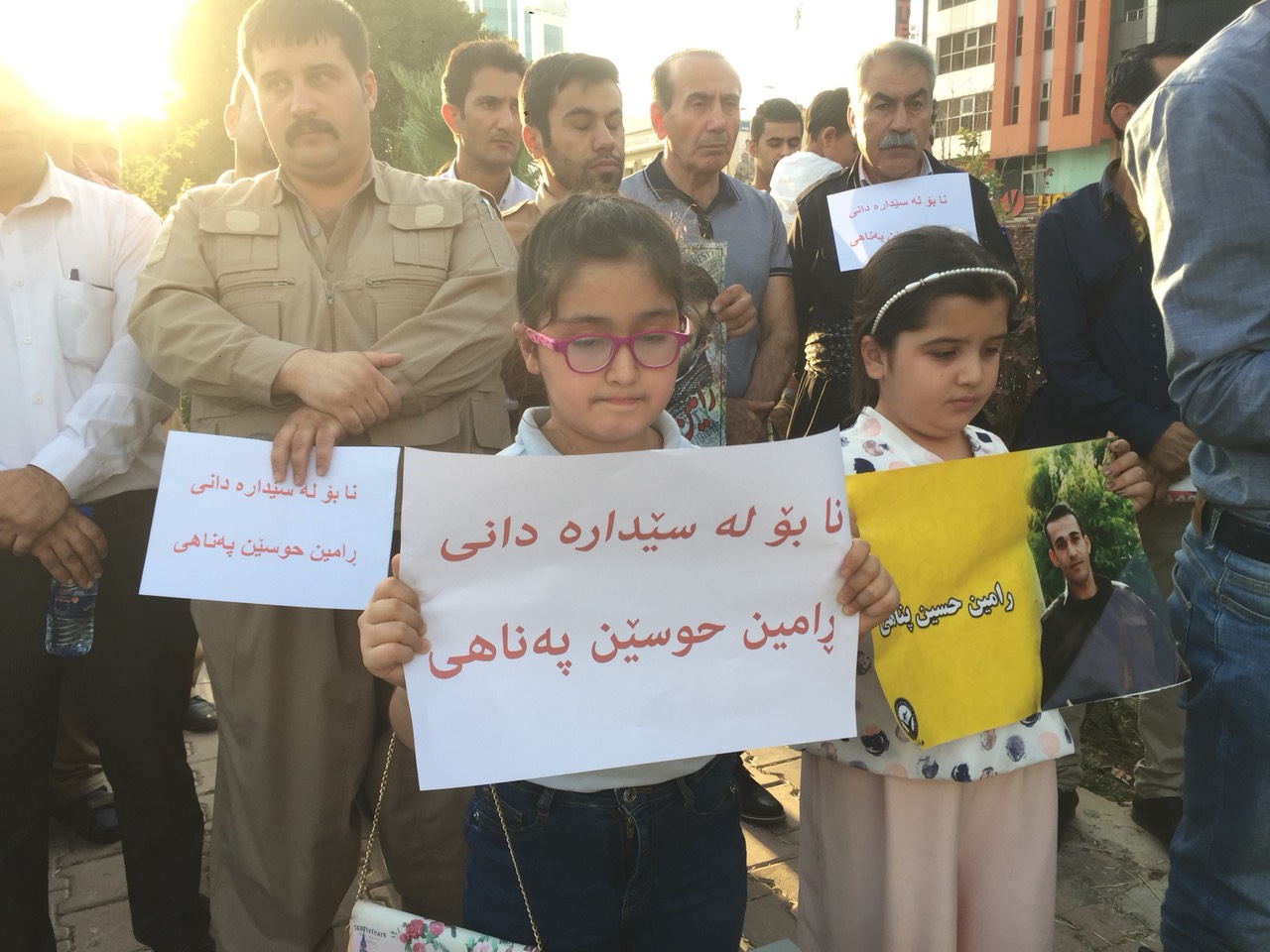 به‌ وێنه‌.. ژماره‌يه‌ك چالاكوان دژى بڕيارێكى له‌سێداره‌دان گردبوونه‌وه‌